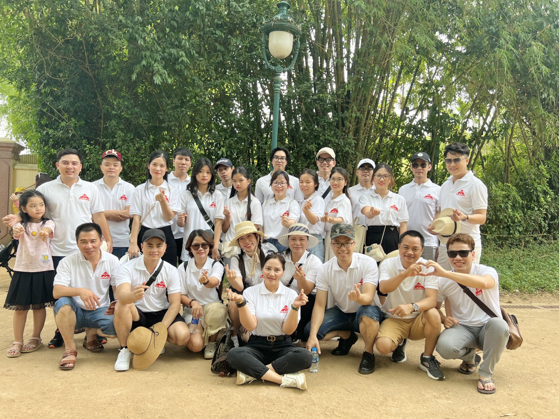 Toàn đoàn thăm quê ngoại Bác Hồ